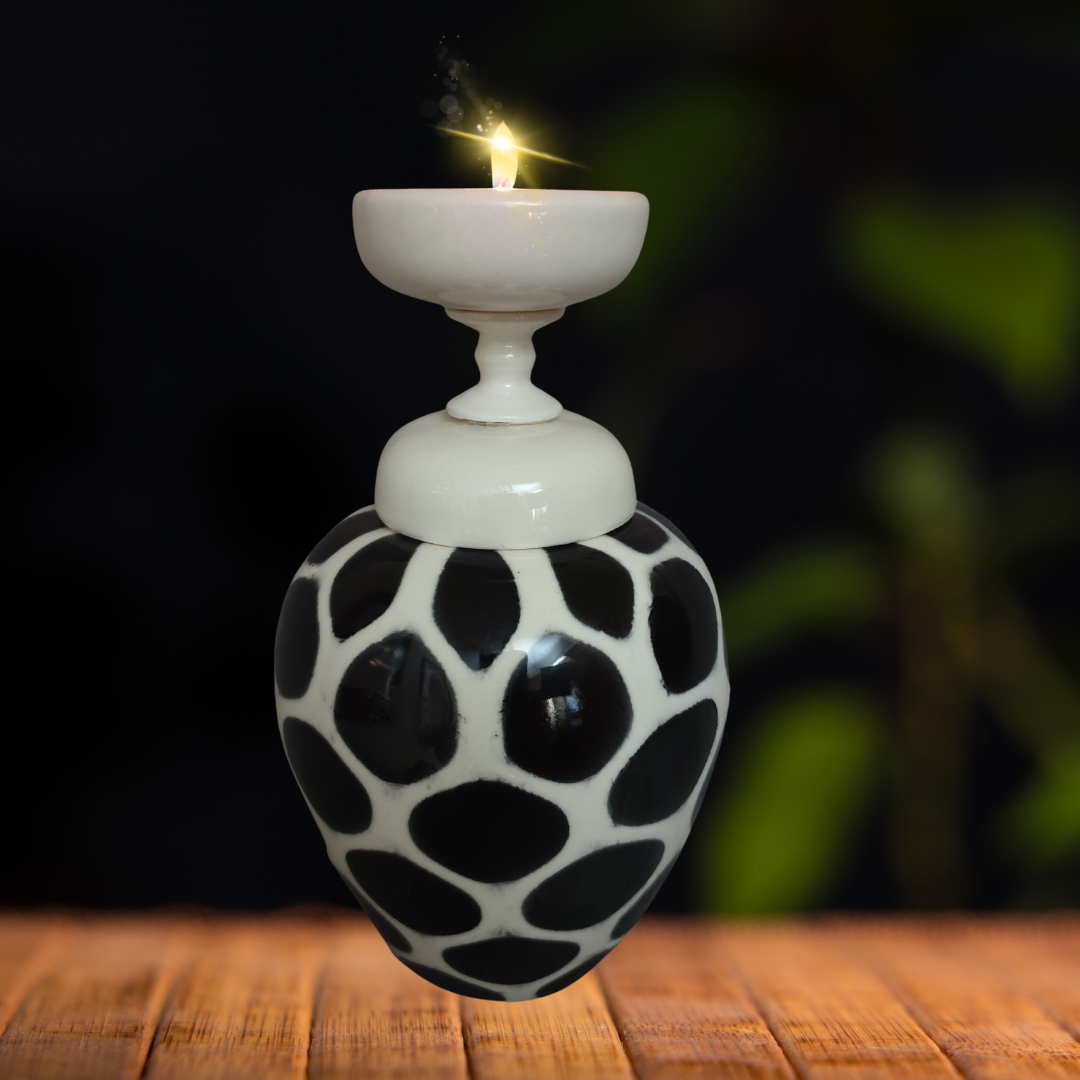 A Harmony Urn with a special lid attachment that holds a tealight candle.